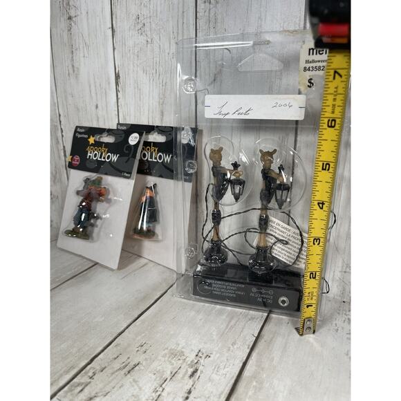 Lemax Spooky Town Village Accessories Lot of 3 Lighted Posts & 2 Figurines - Picture 2 of 3